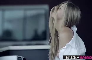 XXX Jolie blonde joue avec la un film porno gratuit chatte et le cul roses rasés