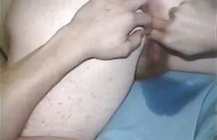 XXX Une brune sexy extrait gratuit film porno suce une grosse bite dans un gloryhole