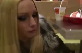 XXX Des filles chaudes film porno entier streaming chevauchent une bite raide