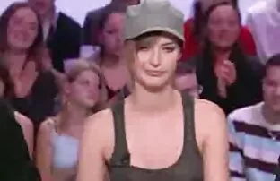 XXX Belle écolière blonde - film xxl pornographie Homme plus âgé sur un canapé