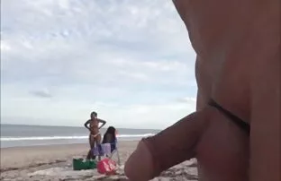 XXX Beauté blonde bien roulée suce deux bites noires dures pendant que film gratuit x francais son mari regarde