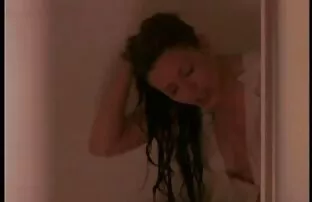XXX Une brune en chaleur se film x gratuit partouze déshabille et prend des poses séduisantes