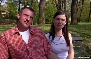 XXX Babe se fait baiser dans des vêtements sur le capot d'une voiture porno streaming gratuit francais
